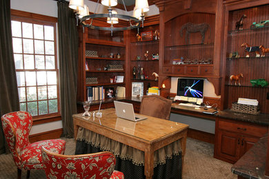 Imagen de despacho clásico grande sin chimenea con paredes blancas, moqueta, escritorio independiente y suelo marrón