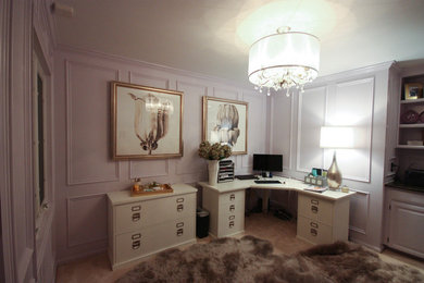 Foto de despacho tradicional renovado de tamaño medio sin chimenea con paredes grises, moqueta, escritorio independiente y suelo beige