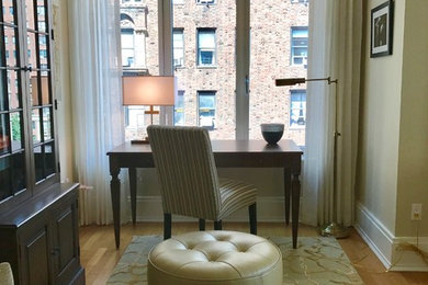 ニューヨークにあるトランジショナルスタイルのおしゃれなホームオフィス・書斎の写真