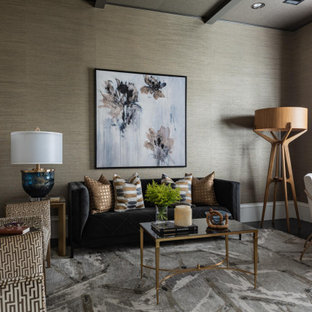 Großes Mediterranes Arbeitszimmer ohne Kamin mit Arbeitsplatz, dunklem Holzboden, freistehendem Schreibtisch und grauer Wandfarbe in Dallas