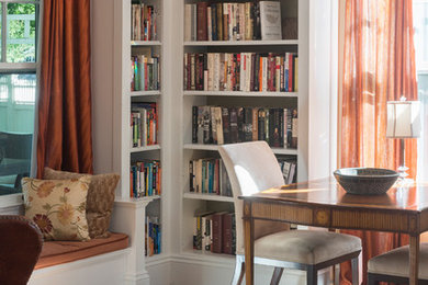 Mittelgroßes Klassisches Lesezimmer ohne Kamin mit beiger Wandfarbe, dunklem Holzboden, freistehendem Schreibtisch und braunem Boden in Boston