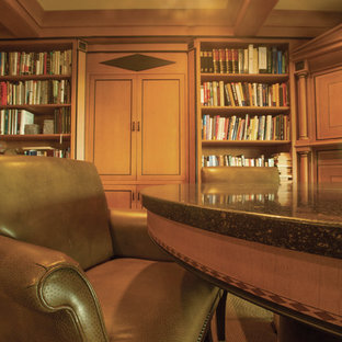 Ispirazione per un grande studio classico con libreria, pareti marroni, pavimento con piastrelle in ceramica, nessun camino e pavimento marrone