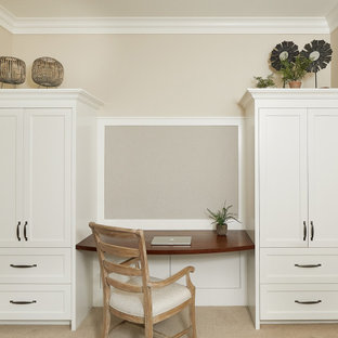 Esempio di un piccolo ufficio tradizionale con pareti beige, pavimento con piastrelle in ceramica, scrivania incassata e pavimento beige