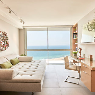 Foto di uno studio contemporaneo di medie dimensioni con pareti beige, scrivania incassata, pavimento grigio e pavimento con piastrelle in ceramica