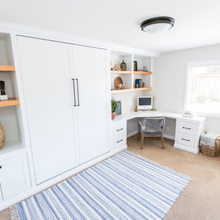 Mittelgroßes Retro Arbeitszimmer mit weißer Wandfarbe, Teppichboden, Einbau-Schreibtisch, beigem Boden und Arbeitsplatz in San Diego