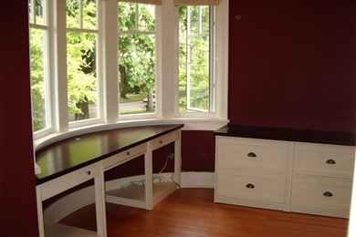 Home office - traditional home office idea in Vancouver