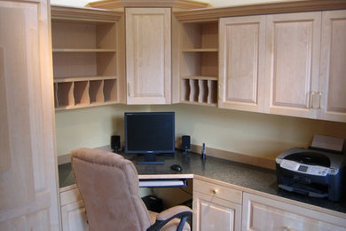 Modelo de despacho tradicional de tamaño medio sin chimenea con paredes blancas y escritorio empotrado