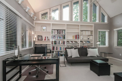 Diseño de despacho minimalista grande sin chimenea con paredes grises, moqueta y escritorio independiente