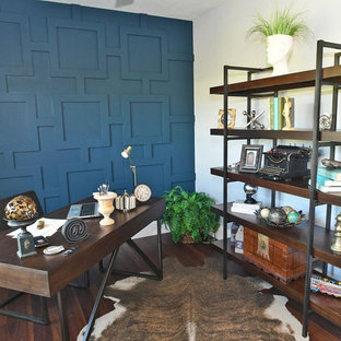 Idee per un ufficio american style di medie dimensioni con pareti multicolore, pavimento in laminato, scrivania autoportante e pavimento marrone
