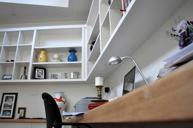 Aménagement d'un bureau contemporain de taille moyenne avec un mur blanc et un bureau indépendant.