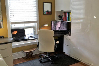 Imagen de despacho actual de tamaño medio con escritorio empotrado