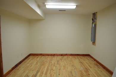 他の地域にある中くらいなモダンスタイルのおしゃれな書斎 (マルチカラーの壁、ラミネートの床、自立型机、ベージュの床) の写真