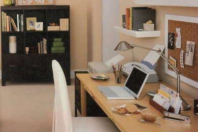 Foto de despacho contemporáneo de tamaño medio con paredes beige, moqueta, escritorio independiente y suelo beige
