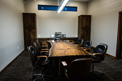 Cette image montre un grand bureau minimaliste avec un mur gris, moquette, un bureau indépendant et un sol noir.