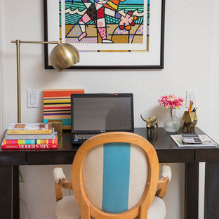 Inspiration pour un petit bureau bohème avec un mur blanc, un sol en travertin et un bureau indépendant.