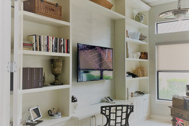 マイアミにあるミッドセンチュリースタイルのおしゃれなホームオフィス・書斎 (ライブラリー、大理石の床、格子天井、壁紙) の写真