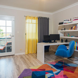 Idee per un ufficio american style di medie dimensioni con pareti multicolore, pavimento in bambù, nessun camino, scrivania autoportante e pavimento beige