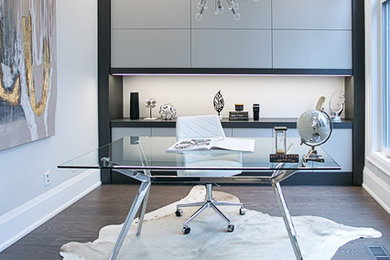 Home office - contemporary home office idea in Toronto