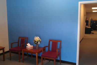 アトランタにあるコンテンポラリースタイルのおしゃれなホームオフィス・書斎 (青い壁、コンクリートの床) の写真
