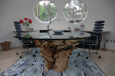 Modelo de despacho actual con paredes blancas, suelo de madera en tonos medios y escritorio independiente