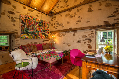 Ejemplo de estudio romántico de tamaño medio con paredes beige, suelo de madera en tonos medios, escritorio independiente y suelo marrón