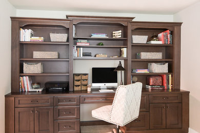 Example of a classic home office design in Houston