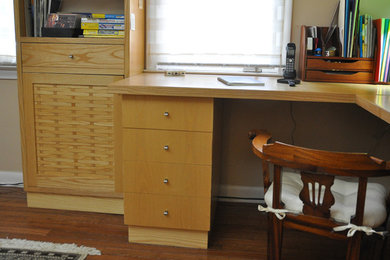 Foto de despacho tradicional renovado pequeño sin chimenea con paredes beige, suelo de madera en tonos medios, escritorio empotrado y suelo marrón