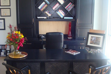 他の地域にあるトランジショナルスタイルのおしゃれなホームオフィス・書斎の写真