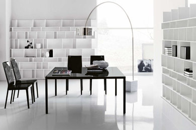サンフランシスコにある中くらいなコンテンポラリースタイルのおしゃれなホームオフィス・書斎 (白い壁、自立型机、白い床) の写真