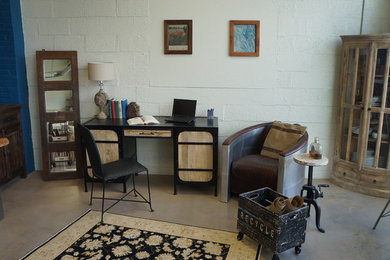 ボストンにあるおしゃれなホームオフィス・書斎 (自立型机) の写真