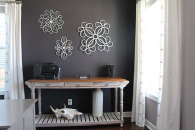 Diseño de despacho tradicional renovado de tamaño medio con paredes grises, suelo de madera en tonos medios, escritorio independiente y suelo marrón