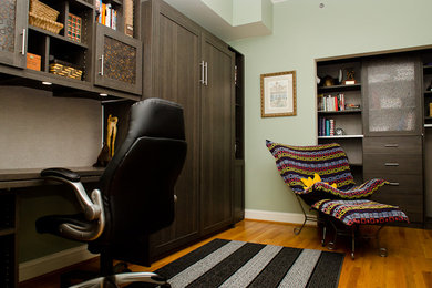 ルイビルにあるトランジショナルスタイルのおしゃれなホームオフィス・書斎の写真