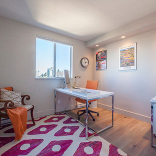 Cette photo montre un bureau romantique de taille moyenne avec un mur beige, un sol en bois brun et un bureau indépendant.