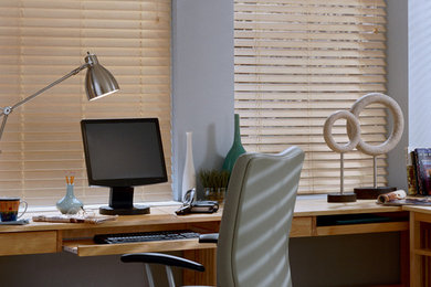 Foto de despacho tradicional de tamaño medio sin chimenea con paredes azules y escritorio independiente