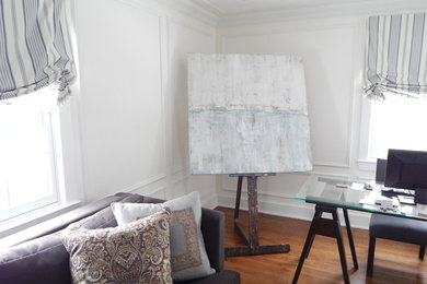 ニューヨークにある高級な中くらいなトランジショナルスタイルのおしゃれな書斎 (白い壁、濃色無垢フローリング、暖炉なし、自立型机) の写真