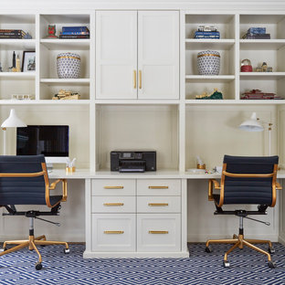 Klassisches Arbeitszimmer mit weißer Wandfarbe, Teppichboden, Einbau-Schreibtisch und blauem Boden in Chicago