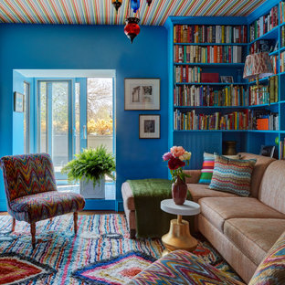 Modernes Lesezimmer mit blauer Wandfarbe, braunem Holzboden, braunem Boden und Tapetendecke in Chicago
