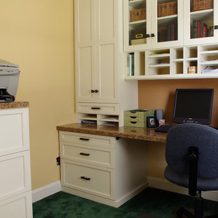 Cette photo montre un petit bureau chic avec un bureau intégré.