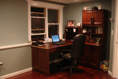 Inspiration for a contemporary home office remodel in Bridgeport