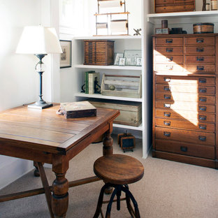 Inspiration för mellanstora industriella hemmabibliotek, med vita väggar, heltäckningsmatta och ett fristående skrivbord
