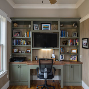 Inspiration pour un bureau craftsman de taille moyenne avec un sol en bois brun, un mur beige, aucune cheminée, un bureau intégré et un sol marron.