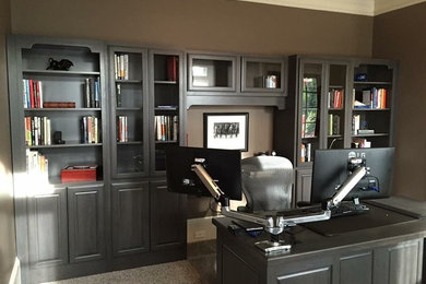 Immagine di un ufficio classico di medie dimensioni con pareti marroni, moquette, scrivania autoportante e pavimento beige