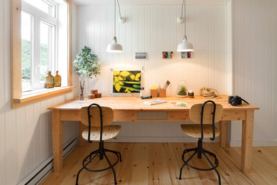 Diseño de despacho ecléctico grande con paredes blancas, suelo de madera clara, escritorio independiente y suelo beige