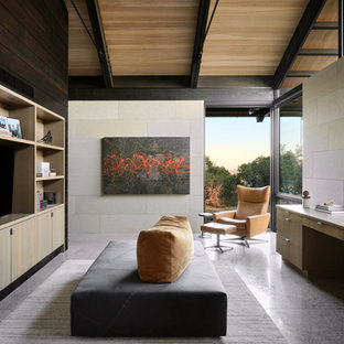 Kleines Modernes Arbeitszimmer mit Arbeitsplatz, Holzdecke, gewölbter Decke, Holzwänden, beiger Wandfarbe, Betonboden, Einbau-Schreibtisch und grauem Boden in Austin