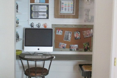 Modelo de despacho de estilo de casa de campo con escritorio empotrado