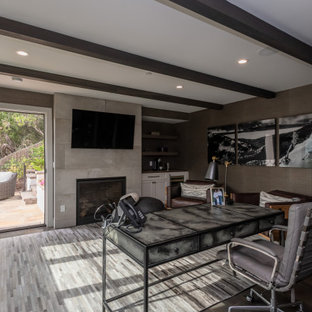 Klassisches Arbeitszimmer mit braunem Holzboden, Kamin, gefliester Kaminumrandung, freistehendem Schreibtisch und braunem Boden in San Francisco