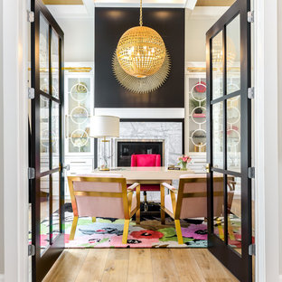 Idéer för stora vintage hemmabibliotek, med beige väggar, ljust trägolv, en standard öppen spis, en spiselkrans i sten, ett fristående skrivbord och beiget golv