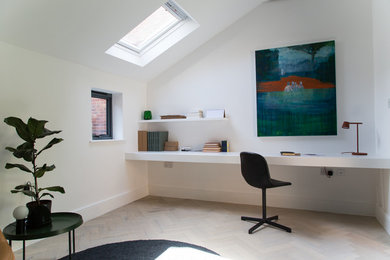 Идея дизайна: кабинет среднего размера в современном стиле с белыми стенами и светлым паркетным полом