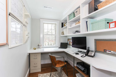 他の地域にある高級な小さなトランジショナルスタイルのおしゃれな書斎 (グレーの壁、無垢フローリング、造り付け机) の写真