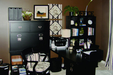 Modelo de despacho clásico de tamaño medio sin chimenea con paredes marrones, moqueta y escritorio independiente